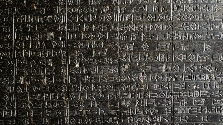 汉谟拉比法典是最早记载的法典之一，距今已有 3500 多年的历史